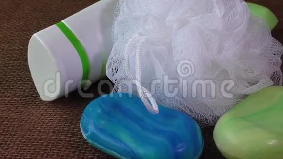 手工制作的肥皂一瓶淋浴凝胶和软浴泡芙或海绵视频的预览图