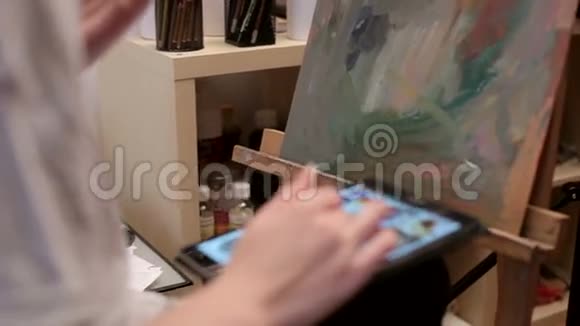 艺术家使用数码平板电脑在她的商店视频的预览图