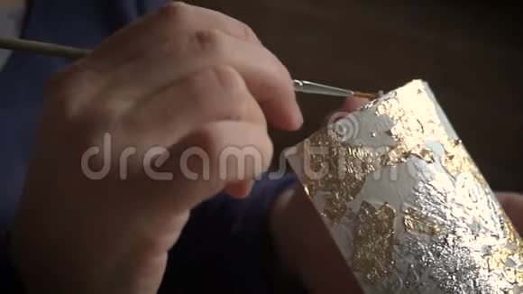 应用金叶艺术家用一张黄金装饰盒子修复内部视频的预览图