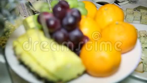 喜庆餐桌装饰水果视频的预览图