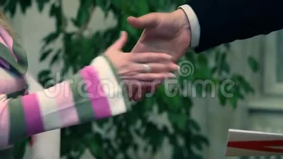 女人和男人握手视频的预览图