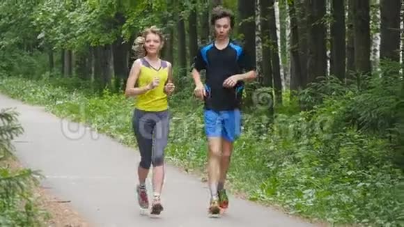 夫妻在森林里慢跑慢动作视频的预览图