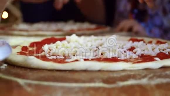 儿童披萨的特写视频的预览图