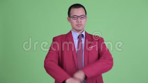 戴眼镜的快乐亚洲商人视频的预览图