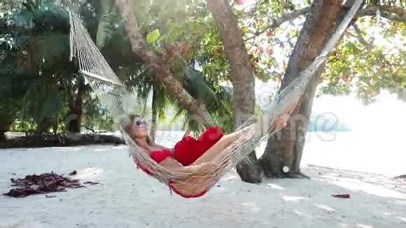 萨梅岛热带海滩吊床上的女人视频的预览图