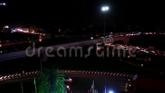 印度钦奈的夜间城市通过桥和桥下的交通和行人视频的预览图