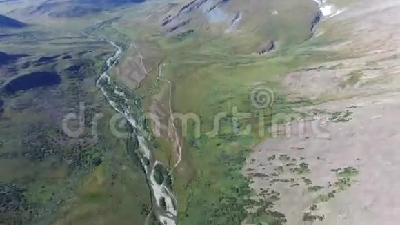 道路和乌拉尔河的鸟瞰图视频的预览图