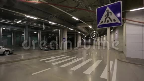 汽车在地下停车场视频的预览图