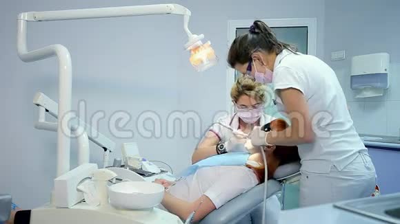 女性牙医治疗女性牙齿视频的预览图