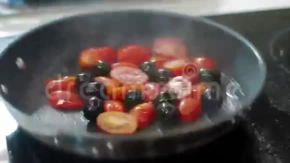 炒菜扒西红柿和橄榄视频的预览图