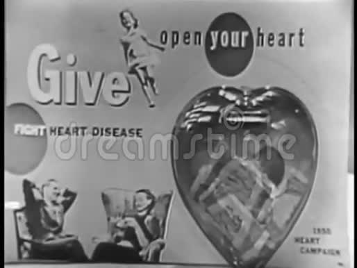 为心脏病慈善事业在塑料心脏中投入资金的妇女视频的预览图