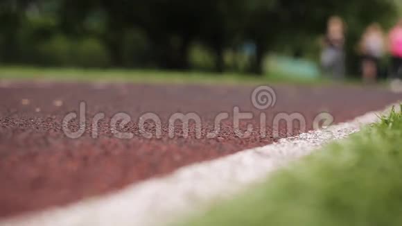 运动员男子和妇女在跑道上奔跑视频的预览图