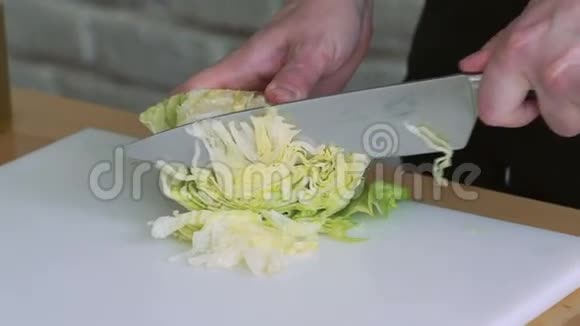 男人用刀子在白板上快速切割卷心菜慢慢地视频的预览图