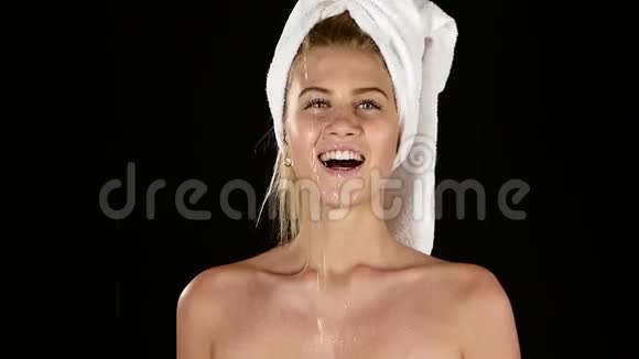 年轻的女性洗着她的脸视频的预览图
