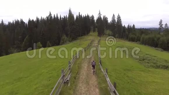 在高原上骑自行车的年轻人视频的预览图