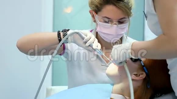 女性牙医治疗女性牙齿视频的预览图