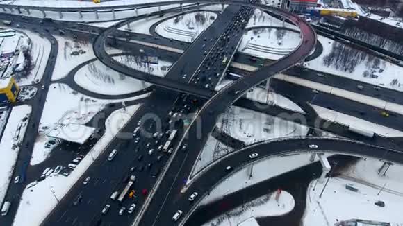 高速公路交汇处在巨大的立交桥上俯视空中交通视频的预览图