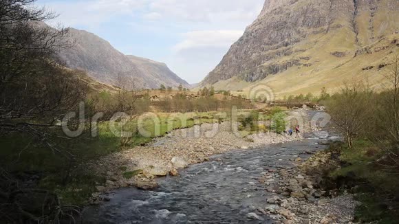 苏格兰克莱恰格河英国春天苏格兰高地的群山与人们在一起视频的预览图