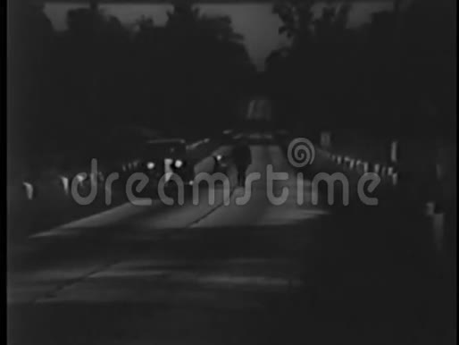 摩托车警察让停下来的车在夜间上路视频的预览图