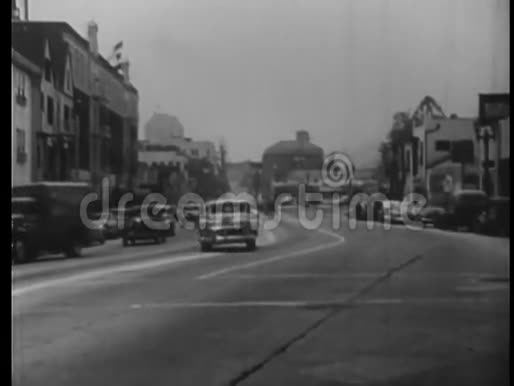 上世纪40年代洛杉矶街的汽车追逐视频的预览图