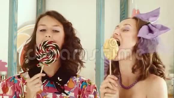 两个女孩争论谁更多的糖果视频的预览图