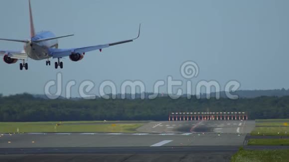 Schiphol机场双引擎飞机着陆视频的预览图