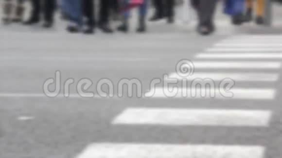 在人行横道上脚部模糊的细节0106视频的预览图