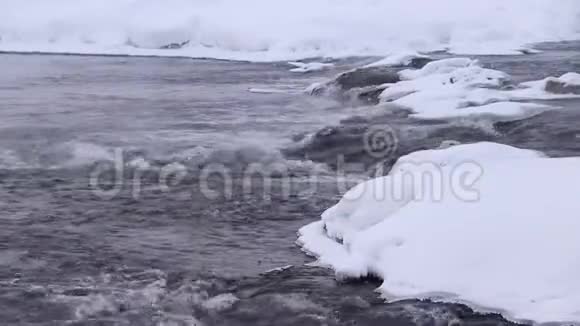 冬天有雪的河流黎明时的河流从水中蒸发寒冷的冬天水在冬天没有结冰视频的预览图