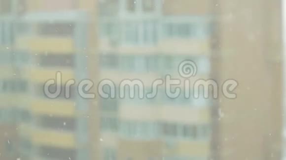 从城市摩天大楼的窗户看雪视频的预览图