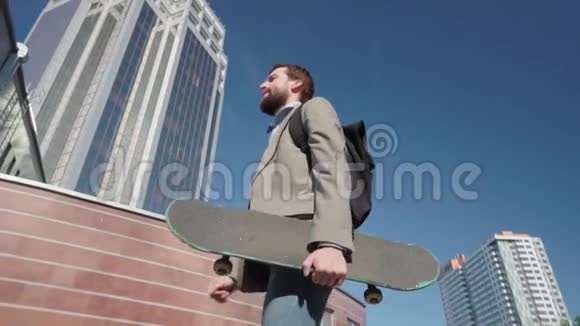 有滑板的男人视频的预览图