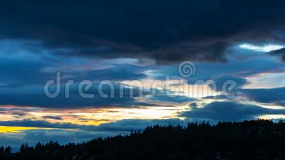 俄勒冈跑马谷的住宅和景观的云层从日落到蓝小时的时间间隔视频的预览图