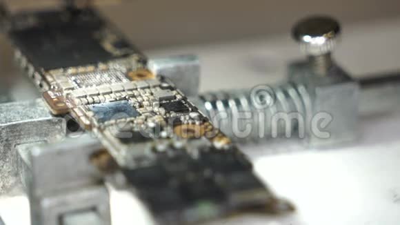 在芯片上焊接微芯片视频的预览图