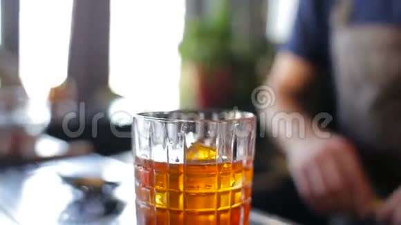 橘子在饮料上装饰喷雾视频的预览图