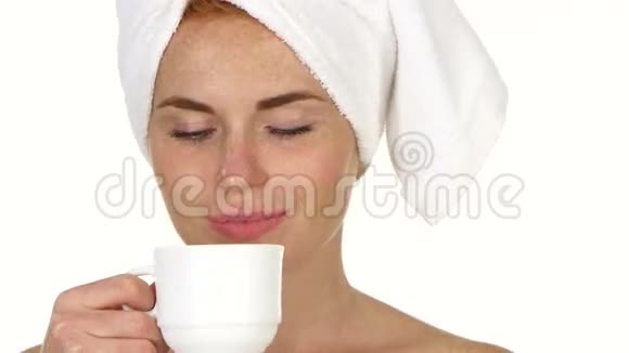 女孩在喝咖啡关门洗手间视频的预览图
