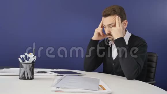 厌倦的商人头痛在办公室视频的预览图