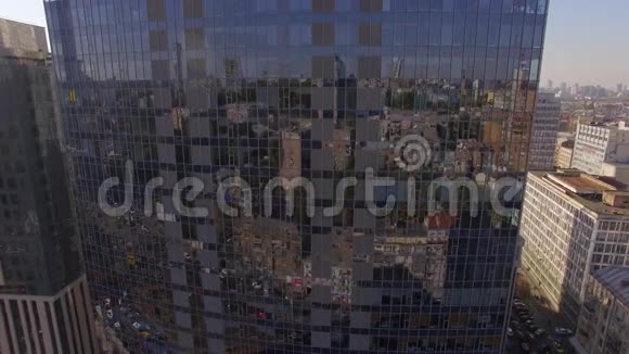摩天大楼窗户上的城市倒影视频的预览图