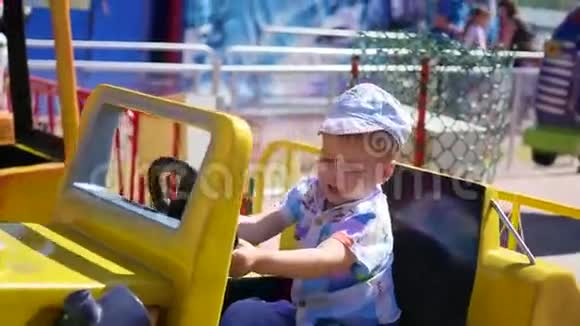 在游乐园玩的孩子坐着车视频的预览图