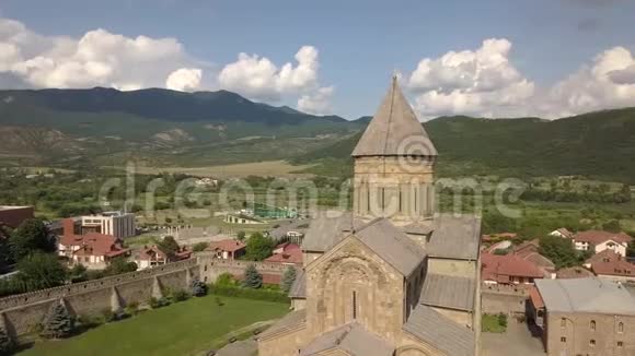 鸟瞰著名的斯维蒂茨霍维利东正教大教堂和历史和旅游小镇姆茨赫塔靠近格鲁吉亚第比利斯视频的预览图
