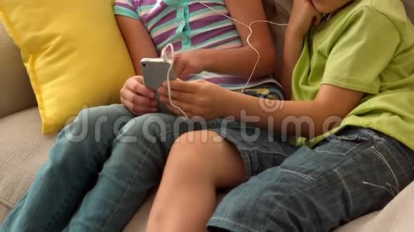 在慢动作中两个孩子听音乐视频的预览图