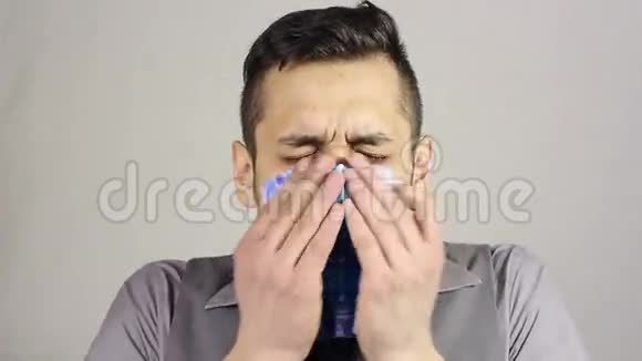 生病的长胡子男人用鼻子吹组织视频的预览图