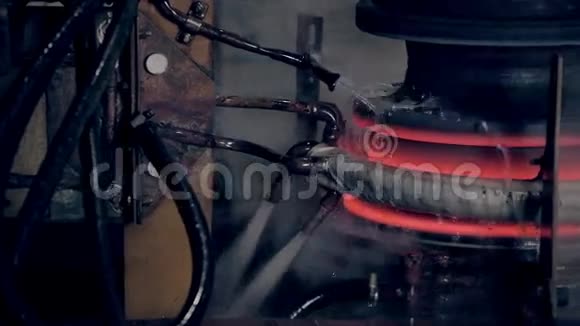金属加热与现代高科技技术视频的预览图