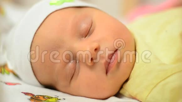 新生儿温柔的抚摸脸颊特写睡眠时间视频的预览图