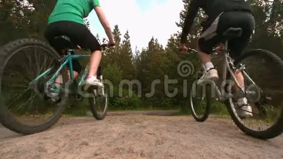 在远离摄像机的地方把一对山地自行车放在农村视频的预览图