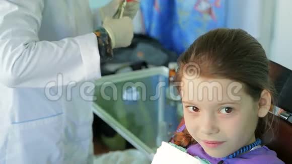 牙医在女孩的嘴里钉钉子视频的预览图