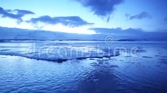 全球变暖影响了冰岛的Jokulsarlon冰川湖冬季日落视频的预览图