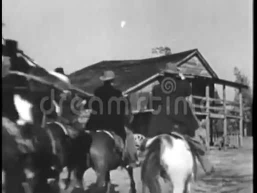 骑着马的一群人朝房子走去视频的预览图