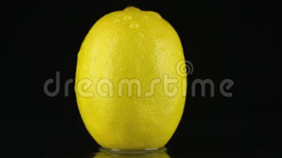水滴顺着柠檬的皮流下来视频的预览图