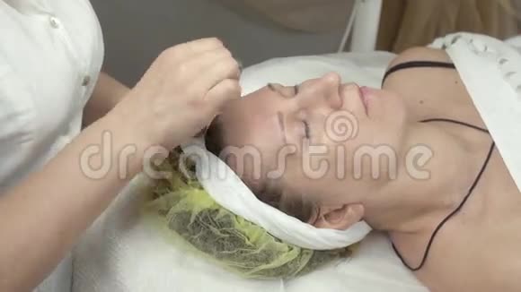 美容师在美容店为成年女性做了电流治疗视频的预览图