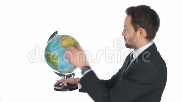 商人在旋转地球仪视频的预览图