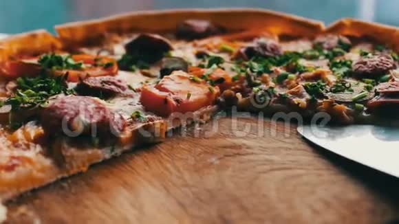 提供带猎香肠番茄草药和奶酪的披萨视频的预览图